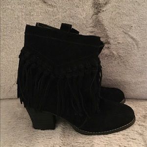 Black fringed ankle boots